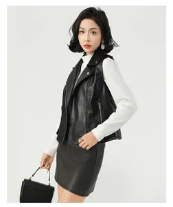Dettaglio di un elegante gilet in pelle PU nera con bavero per un look femminile