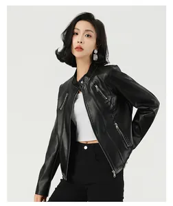 Detailaufnahme einer schwarzen Kunstlederjacke für Damen in schmaler Passform