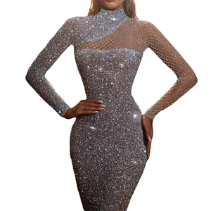 Robe de soirée élégante à paillettes argentées avec découpe en résille et coupe S