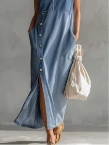 Detalle de un vestido midi vaquero azul con cierre de botones y abertura lateral.