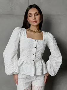 Elegante camicetta in jacquard bianco con scollo quadrato e maniche