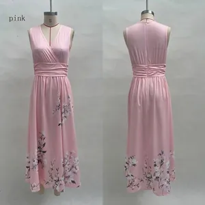 Vues avant et arrière détaillées d'une robe longue rose à col en V avec imprimé floral chic