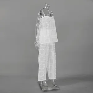 Vue latérale détaillée de l'ensemble blanc camisole et pantalon à broderie ajourée.