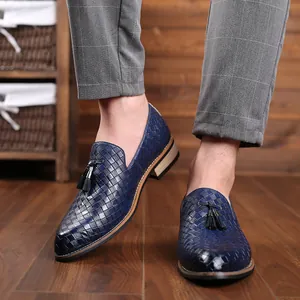 Modische blaue Herren-Loafer aus geflochtenem Leder mit Quasten zum Hineinschlüpfen