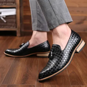 Elegante schwarze geflochtene Slipper für Herren mit Quasten im modischen Freizeitstil