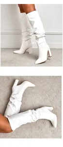 Detailansicht der weißen Slouchy-Kniestiefel mit Blockabsatz und spitzer Kappe