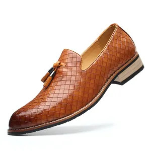 Elegante braune Herren-Loafer mit gewebter Lederstruktur und klassischen Quastendetails