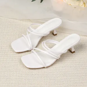 Elegante witte sandalen met vierkante neus, meerdere dunne bandjes en kittenhakken