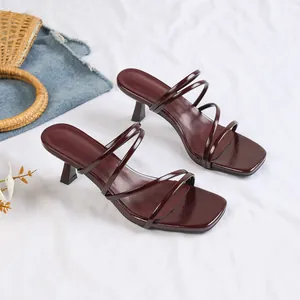 Elegante wijnrode sandalen met hoge hak, vierkante neus en meerdere dunne bandjes