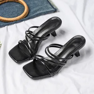 Elegante zwarte sandalen met meerdere bandjes en een vierkante teen voor dagelijks gebruik