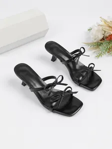 Elegante schwarze Sandalen mit Pfennigabsatz, Schleifendetail und quadratischer Spitze