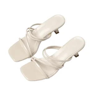 Elegante Franse stijl sandaal met bandjes, vierkante neus en kitten heel in beige