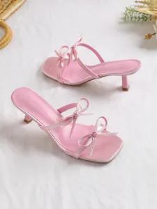 Elegante rosa Kitten-Heel-Sandalen mit eckiger Spitze und zarten Schleifen-Details.