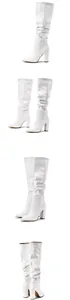 Elegante weiße kniehohe Stiefel mit spitzer Zehenpartie, Blockabsatz und gerafftem Schaft.