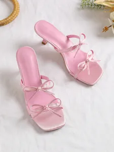 Detailansicht der rosa Kitten-Heel-Sandalen mit eckiger Zehenpartie und Satin-Schleifen