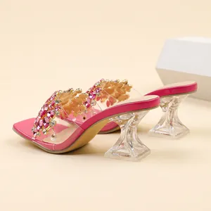 Detailweergave van roze strass sandalen met architecturale kristallen hakken