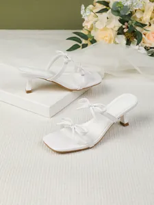 Elegante weiße Sandalen mit Kitten-Heel, quadratischer Zehenpartie und Schleifen
