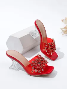 Detail van rode strass sandalen met transparante kristallen blokhak en vierkante neus.