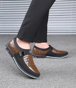 Πλάγια όψη ανδρικών καφέ και μαύρων casual loafers με μοντέρνες λεπτομέρειες