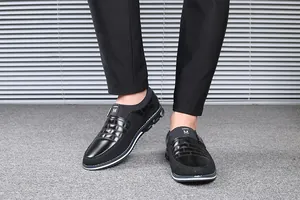 Ανδρικά μαύρα casual loafers με ανάγλυφο σχέδιο και μια κλασική στρογγυλή μύτη