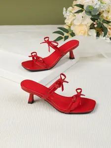 Detaillierte Seitenansicht roter Kitten-Heel-Sandalen mit quadratischer Zehenpartie