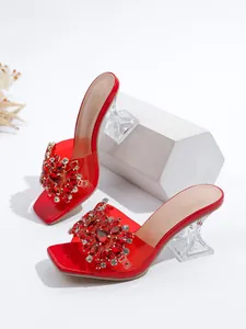 Elegante rode sandalen met vierkante neus, rode strass en transparante kristalhakken