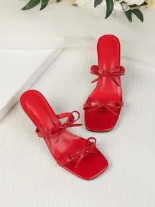 Elegante rote Pantoletten mit eckiger Zehenpartie, Kitten Heel und doppelten Schleifen.