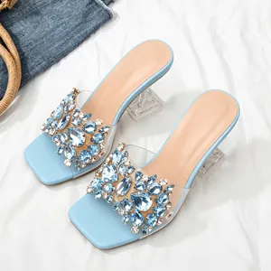 Elegante lichtblauwe sandalen met vierkante neus, strass-steentjes en kristallen hak.
