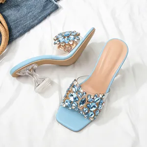 Elegante lichtblauwe sandalen met glinsterende strass-steentjes en kristallen hakken