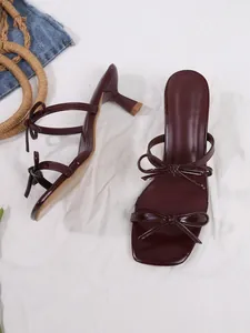 Elegante burgunderfarbene Kitten-Heel-Sandalen mit quadratischer Spitze und doppelter Schleife