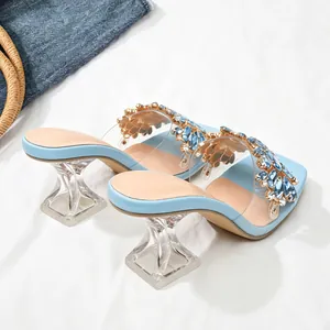 Detailopname van de lichtblauwe strass sandalen met elegante kristallen hakken