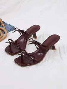 Elegante bordeauxrote Sandalen mit quadratischer Zehenpartie, Pfennigabsatz und Schleifen.