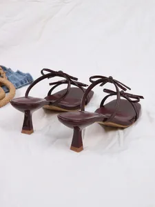 Detaillierte Rückansicht eleganter weinroter Kitten-Heel-Sandalen mit quadratischer Zehenpartie