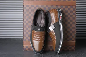 Λεπτομερής πλάγια όψη ανδρικών καφέ loafers με μεταλλική αγκράφα και στρογγυλή μύτη