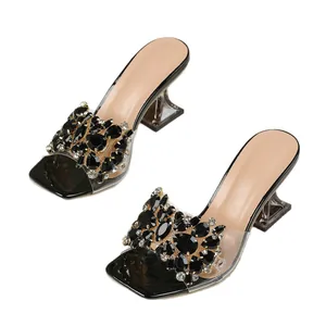 Elegante zwarte slippers met strass, vierkante neus en transparante kristallen hakken
