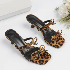 Detailansicht der Damen-Sandalen mit Leopardenmuster, Kitten-Heel und Schleifen
