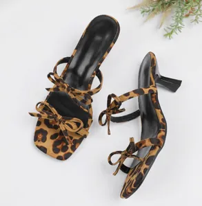 Elegante Damen-Sandaletten mit Leopardenmuster, kleinem Absatz, eckiger Zehenpartie und Schleife.