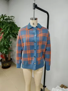 Elegante cardigan in maglia a quadri da donna con risvolto e maniche lunghe su manichino