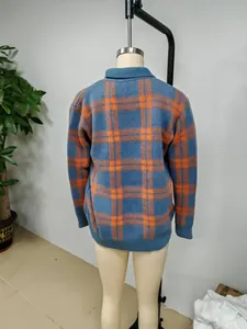 Vista posteriore dettagliata di un comodo cardigan in maglia oversize a quadri blu e arancio