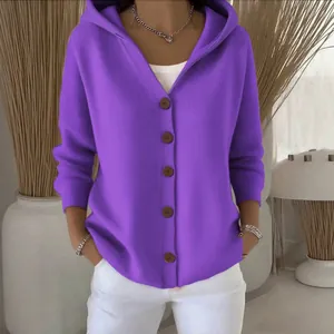 Stijlvol paars gebreid vest met capuchon en houten knopen voor casual herfstmode.