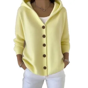 Lichtgeel gebreid vest met capuchon en knopen voor dames in casual herfststijl.