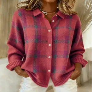 Vista dettagliata del cardigan in maglia a quadri rosa oversize con collo a revers