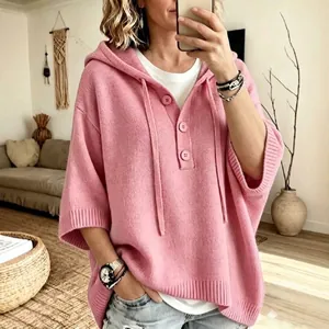 Pull à capuche en maille rose élégant avec demi-boutonnage et manches larges
