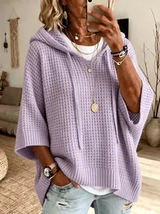 Détail du sweat à capuche en maille gaufrée violette pour femme, coupe décontractée