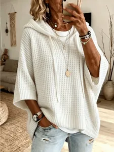 Détail d'un pull à capuche en maille gaufrée blanche, coupe décontractée et chic