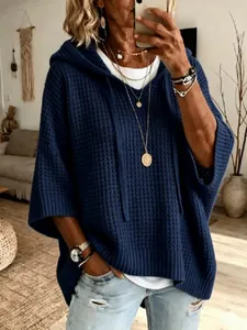 Gros plan du pull à capuche en maille gaufrée bleu marine pour femmes avec texture