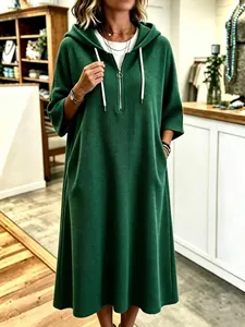 Detailansicht grünes Waffel-Kapuzenkleid mit Halbreißverschluss und Kordelzug