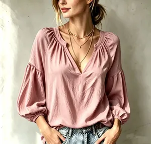 Vue détaillée d'une élégante blouse rose à col en V plissé avec manches lanternes