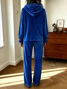 Rückansicht eines blauen zweiteiligen Samt-Hausanzugs mit Kapuze und Rüschen