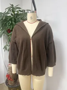 Vue de face d'un cardigan en tricot marron à capuche pour femme avec manches trois-quarts